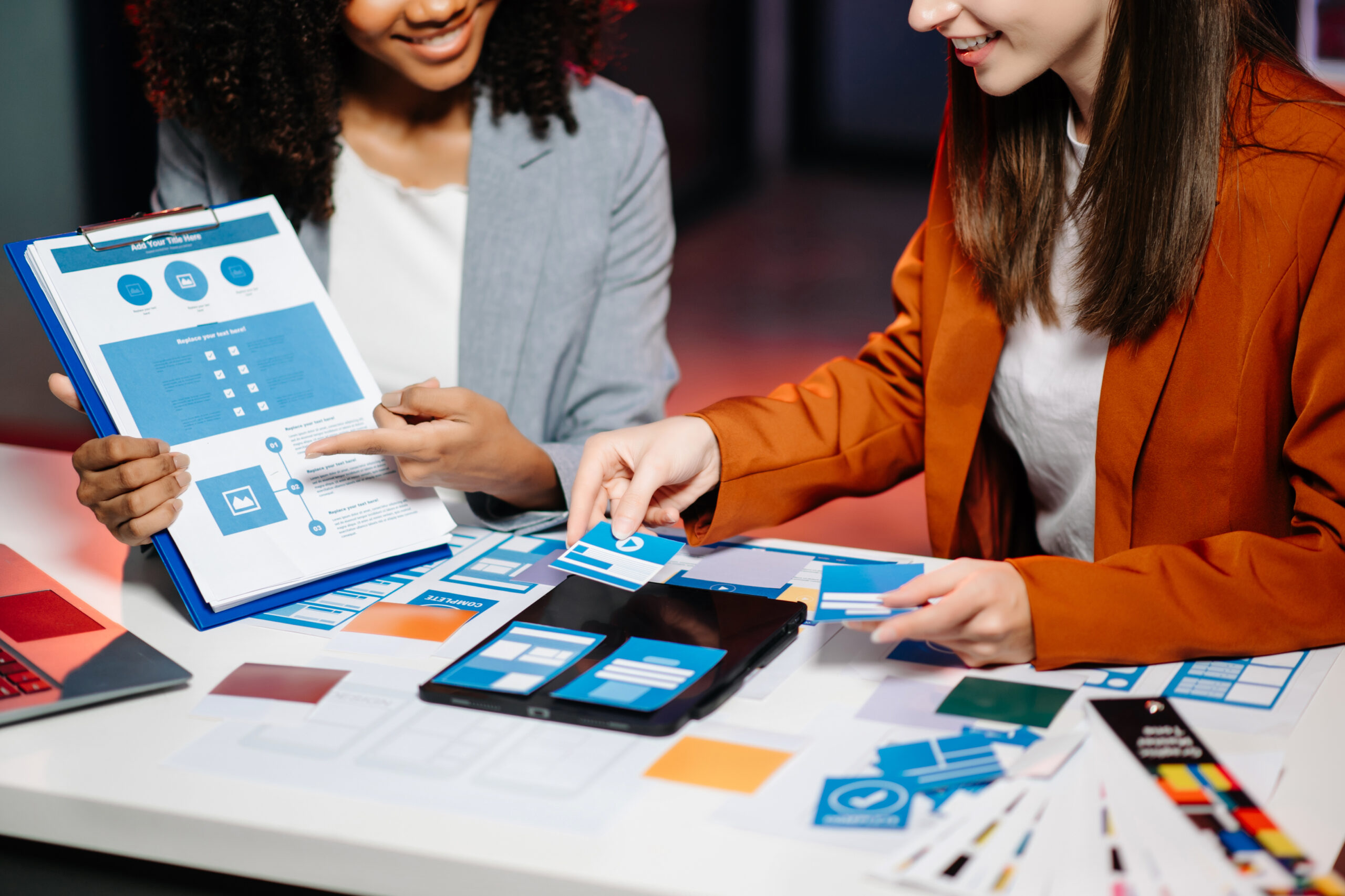 UX developer and ui designer brainstorming about mobile app int